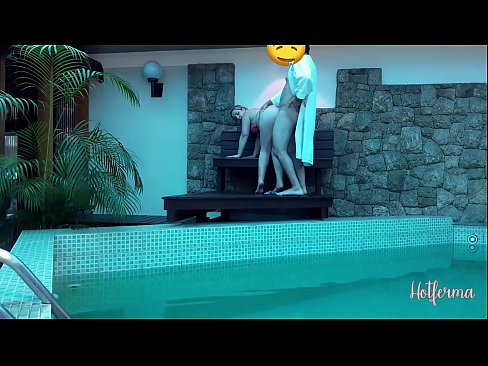 ❤️ Boss neskamea igerilekura gonbidatzen du, baina ezin izan dio beroari eutsi ️ Porno ederra pornoan eu.pornochaturbate.ru ❌️